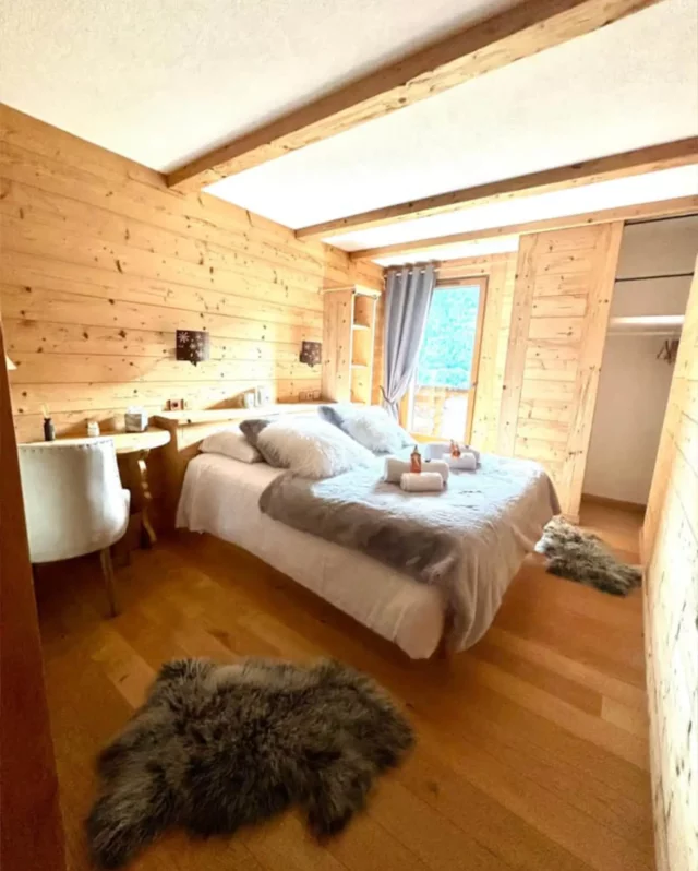 https://ecrindesanges.com/wp-content/uploads/2025/09/chatel-640x798.webp